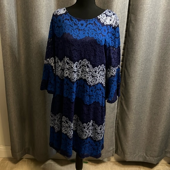 Blue lace dress - Picture 1 of 6